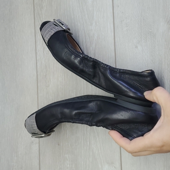 UGG "Like New" Women Leather Buckle ToeComfort Loafer Ballet shoes sz 7 - Picture 6 of 10